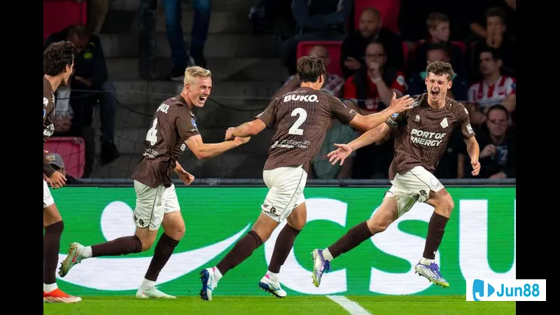 Hình ảnh hành động trong trận PSV vs Royale Union SG