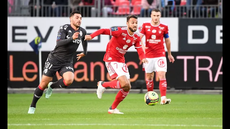 Cầu thủ của đội Monaco vượt qua hàng phòng ngự của đội Brest trong trận đấu