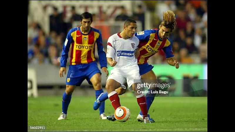 Cầu thủ Valencia vượt qua cầu thủ Sevilla trong trận đấu hôm nay