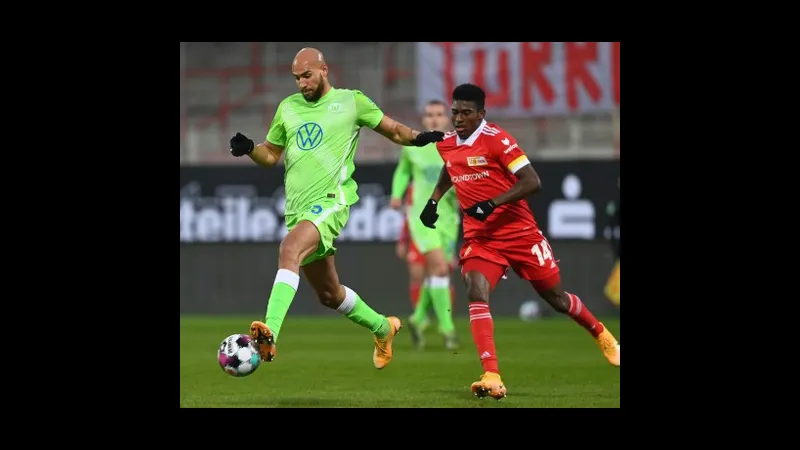 Cầu thủ của Wolfsburg và Union Berlin đang tranh chấp quả bóng trên sân cỏ